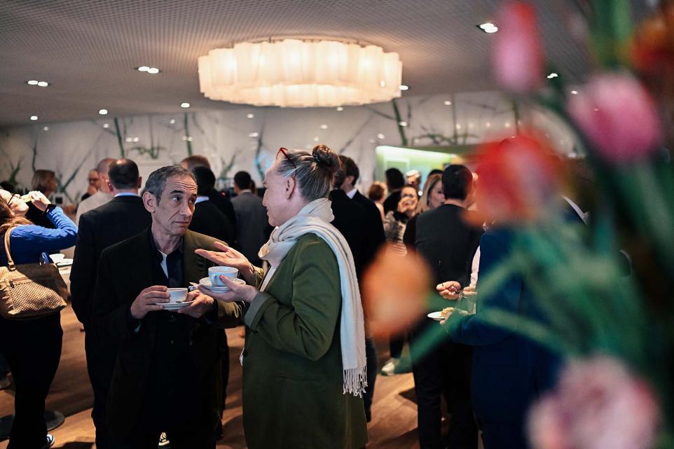 Zwischen Tagungseinheiten bietet das Restaurant Erholung für alle Sinne – mit feinem Essen, stilvollem Ambiente und Sicht auf die umliegende Natur.