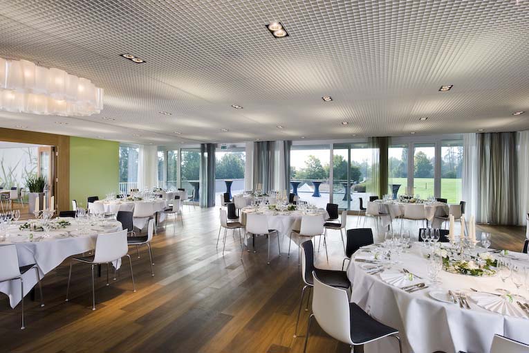 Direkt am Park gelegen, lädt das GDI-Restaurant zum Verweilen ein – mit frischer Küche und Blick über den Zürichsee bis hin zur Goldküste.