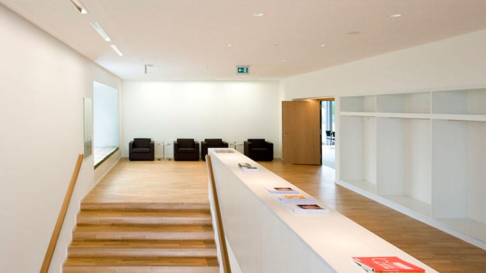 Das Foyer bietet eine atemberaubende Sicht auf den Zürichsee, die Goldküste und Zürich – kombiniert mit modernen Räumen, feiner Küche und inspirierendem Park.