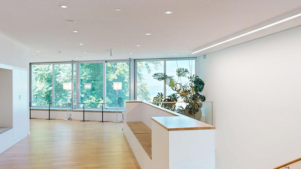 Das Foyer bietet eine atemberaubende Sicht auf den Zürichsee, die Goldküste und Zürich – kombiniert mit modernen Räumen, feiner Küche und inspirierendem Park.