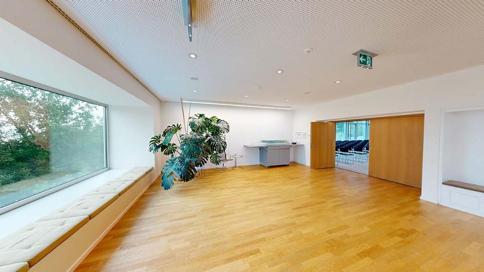 Von unserem Foyer blicken Sie über den Zürichsee bis zur Stadt – perfekte Bedingungen für Tagungen, Workshops und kreative Denkpausen im Grünen.